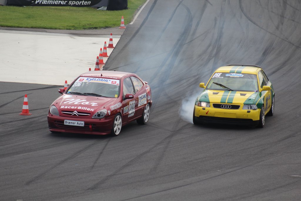 Ole Sondrup (256) og Kristian Bille (206) havde en duel i heat 2, med lidt dækrøg til følge. Men Sondrup kom forbi til sidst.
(Foto: JJ Media)